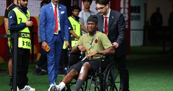Tiền đạo Canada xuất hiện trên xe lăn sau chấn thương kinh hoàng, FIFA phạt nguội cực nặng sao Qatar - hình ảnh - vipjun88.com Tiền đạo Canada xuất hiện trên xe lăn sau chấn thương kinh hoàng, FIFA phạt nguội cực nặng sao Qatar - hình ảnh - vipjun88.com