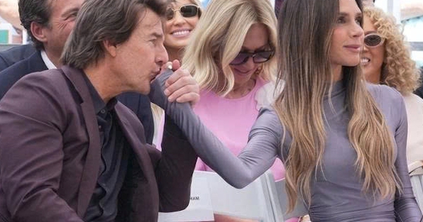 Khoảnh khắc Tom Cruise hôn tay Victoria Beckham gây xôn xao tại lễ vinh danh David - hình ảnh - vipjun88.com
