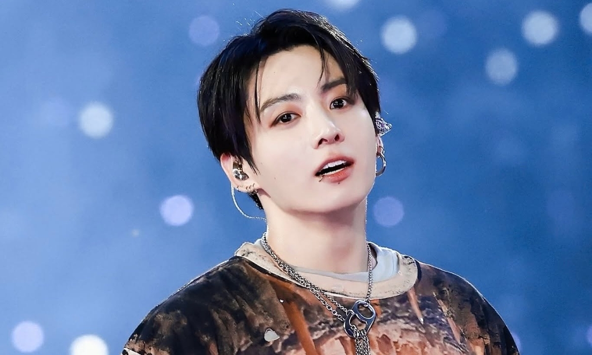 Jungkook BTS diện jeans rách của nhà thiết kế Việt trên sân khấu quốc tế - hình ảnh - vipjun88.com Jungkook BTS diện jeans rách của nhà thiết kế Việt trên sân khấu quốc tế - hình ảnh - vipjun88.com