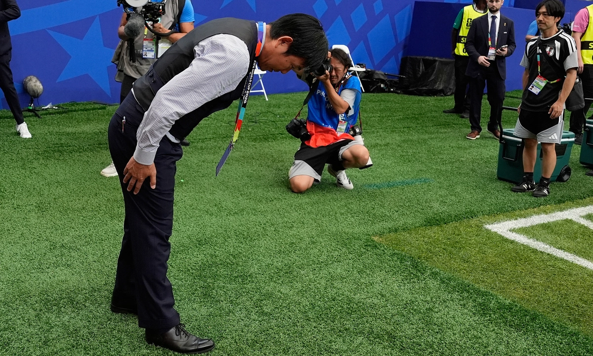HLV Nhật Bản cúi đầu tri ân khán giả sau trận thua Brazil tại World Cup 2026 - hình ảnh - vipjun88.com
