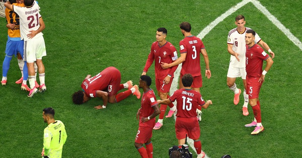 HLV Tây Ban Nha ôm Ronaldo trước đại chiến: Khoảnh khắc khiến fan nghẹn ngào - hình ảnh - vipjun88.com HLV Tây Ban Nha ôm Ronaldo trước đại chiến: Khoảnh khắc khiến fan nghẹn ngào - hình ảnh - vipjun88.com