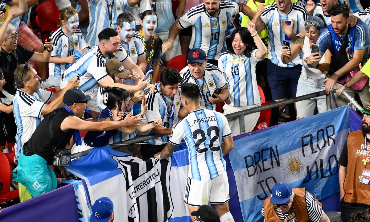 Báo Anh đặt dấu hỏi về việc tiền đạo Argentina thoát thẻ đỏ: góc nhìn mới cho người chơi Việt - hình ảnh - vipjun88.com Báo Anh đặt dấu hỏi về việc tiền đạo Argentina thoát thẻ đỏ: góc nhìn mới cho người chơi Việt - hình ảnh - vipjun88.com