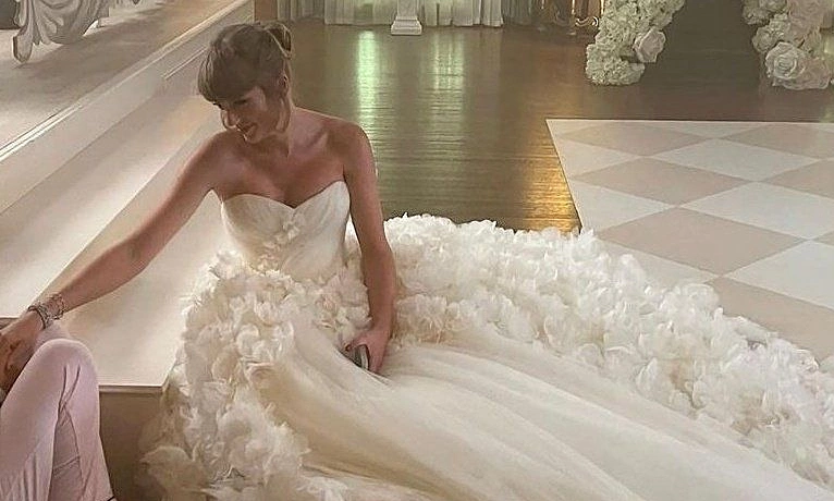 Taylor Swift diện đầm cưới Dior trong hôn lễ – Cập nhật tin giải trí mới nhất 2026 - hình ảnh - vipjun88.com